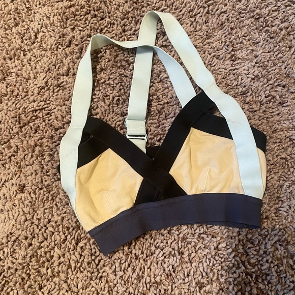 Aritzia Community sports bra - Picture 2 of 2